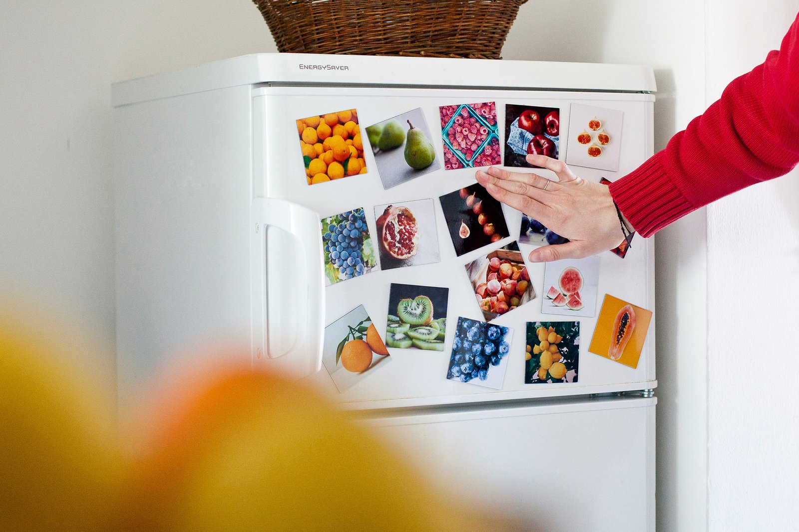 Kühlschranktür mit sichtbarem Scharnier
